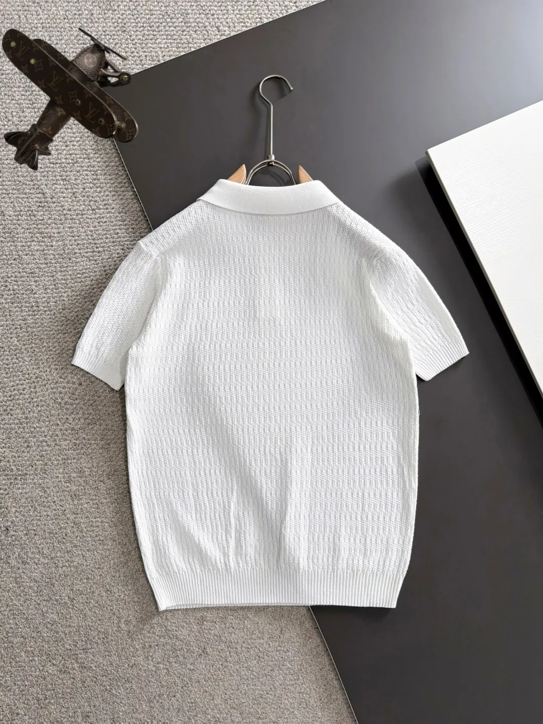 Next day shipment P165 Mouth-mounted High Quality 2026 Autumn and Winter New Arrival men's short-sleeved T-shirt Made of combed cotton yarn knitted cotton fabric, pure cotton high-weight special yarn, it feels full of weight when weighed, and the upper body is more textured than ordinary T-shirts. This texture can cope with the weather easily and is suitable for both hot and cold! The pattern on the chest adopts three-dimensional embroidery technology, and is perfectly produced stitch by stitch with reference to the original version! Loose fit design, looks noble. Size: M to XXXL